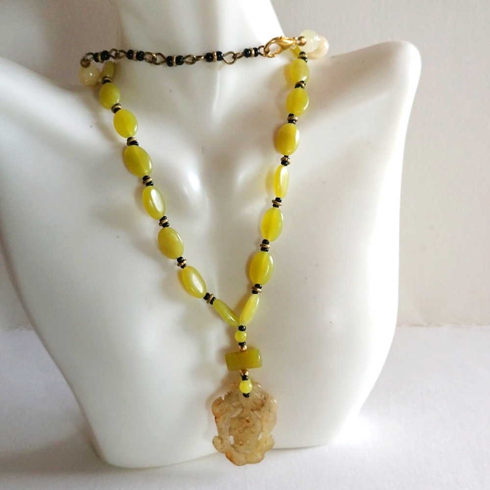 VINTAGE HAND CARVED JADE FOO DOGS CARVED STONES  NECKLACE  19-22" LONG
